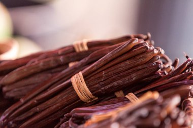Tam çerçeve, marketteki vanilyalı fasulye demetlerine yakın..