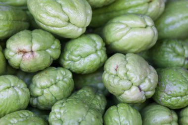 Bir market tezgahındaki bir yığın şilteye tam kare yakın çekim.