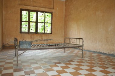 Phnom Penh, Kamboçya - 16 Temmuz 2006: Eski ortaokuldaki boş metal yataklı hapishane hücresi (S-21).