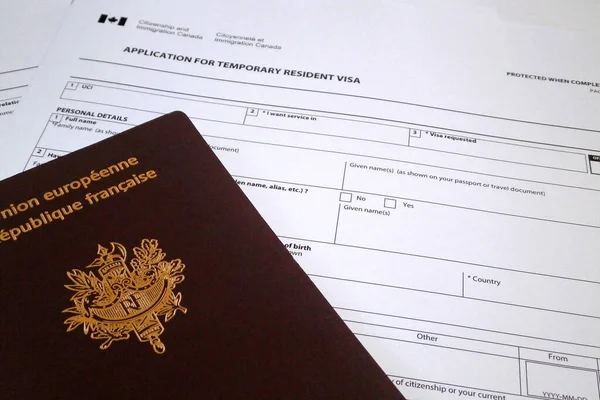 在加拿大申请获得临时居留签证的申请表上的法国护照 — 图库照片