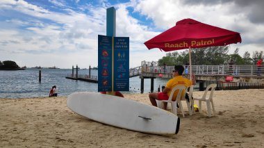 Sentosa, Singapur - 09 Eylül 2018: Sentosa Adası 'ndaki Siloso Sahili sahil devriye istasyonunda cankurtaran.