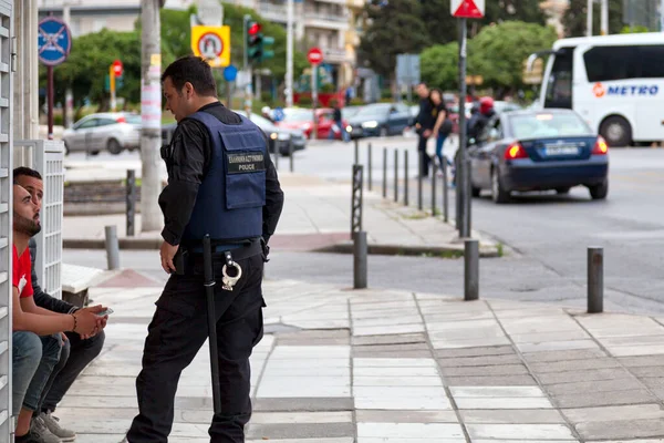 Tesalónica Grecia Mayo 2019 Oficial Policía Hablando Con Dos Hombres — Foto de Stock