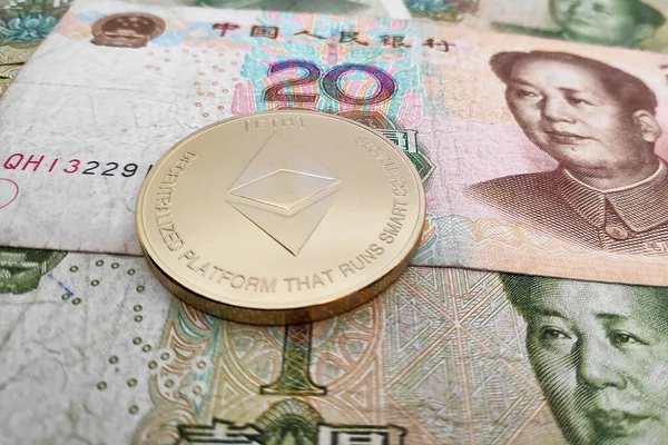 Großaufnahme Auf Einer Goldenen Ethereum Münze Auf Einem Stapel Chinesischer — Stockfoto