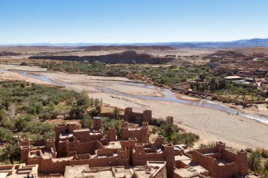 Fas 'ın Ouarzazate ilindeki güçlendirilmiş Ait Benhaddou köyüne bakan tepeden Ounila Vadisi' nin havadan görünüşü.