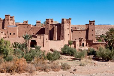 Ait Benhaddou, günümüzde Fas 'ta Sahra ve Marakeş arasındaki eski kervan rotası boyunca uzanan bir gecekondudur. Ouarzazate ilinin Ounila vadisinde yer almaktadır..