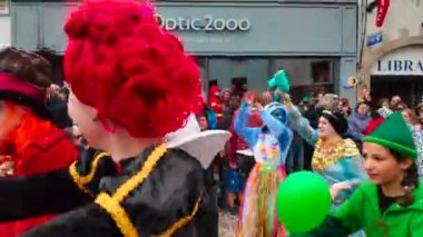 Douarnenez, Fransa - 27 Şubat 2022: Les Gras de Douarnenez, Brittany 'de 1835 yılından beri her yıl düzenlenen ünlü bir karnaval. Şubat ayının ortalarında beş gün süren festival baloları ve geçit törenlerinden oluşuyor..