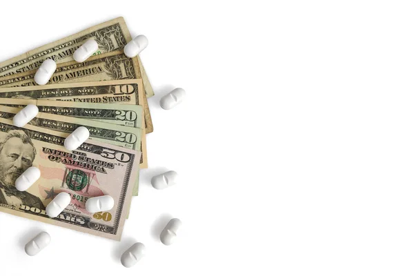 Verspreid Farmaceutische Medicijn Pillen Amerikaanse Dollar Bankbiljetten Geïsoleerd Witte Achtergrond — Stockfoto