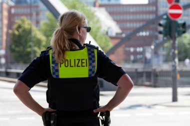 Hamburg, Almanya - 30 Haziran 2019: Sokaklarda devriye gezen kadın polis.