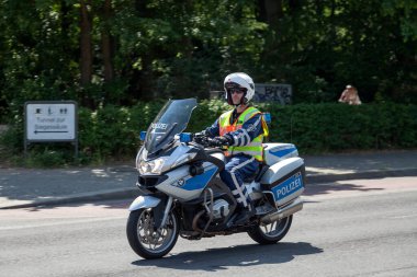 Berlin, Almanya - 02 Haziran 2019: Polis motorcusu Zafer Sütunu yakınlarındaki sokaklarda devriye geziyor.