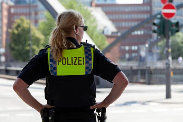 Hamburg Tyskland Juni 2019 Poliskvinna Patrullering Gatorna — Stockfoto