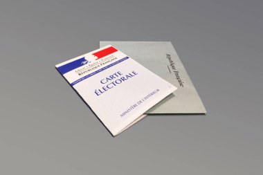 Bir Fransız seçim kartı ve cumhurbaşkanlığı seçimlerinde oy kullanabilecek bir zarf yakın plan..