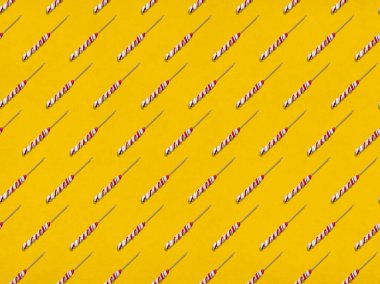 Sarı arka plan satırlarda düzenlenen pek çok tatlı lolipop