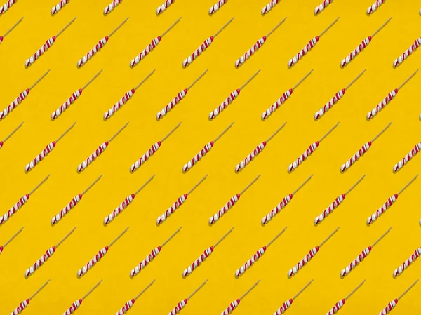 Sarı arka plan satırlarda düzenlenen pek çok tatlı lolipop