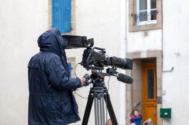 Douarnenez, Fransa - 27 Şubat 2022: Les Gras de Douarnenez sırasında yerel bir televizyon kanalı için çekim yapan kameraman.