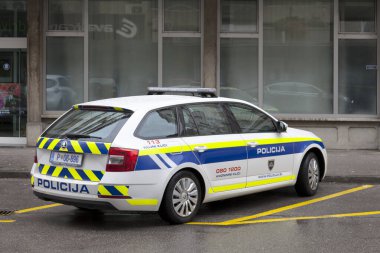Ljubljana, Slovenya - 11 Nisan 2019: Polis arabası karakolun önüne park edildi.