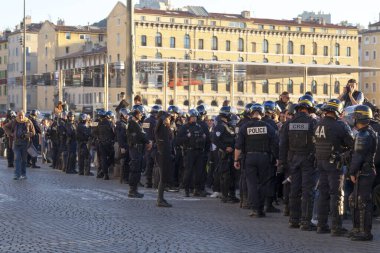 Marsilya, Fransa - 23 Mart 2019: Vieux Limanı 'nda kask ve kurşun geçirmez yelek giyen polisler.