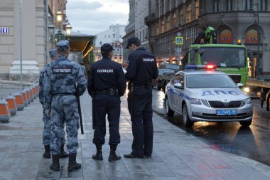 Moskova, Rusya - Temmuz 07 2018: İki polis memuru ve iki Rosgvardia subayı Tiyatro Meydanı 'nda Bolşoy Nehri' nin kıyısında.