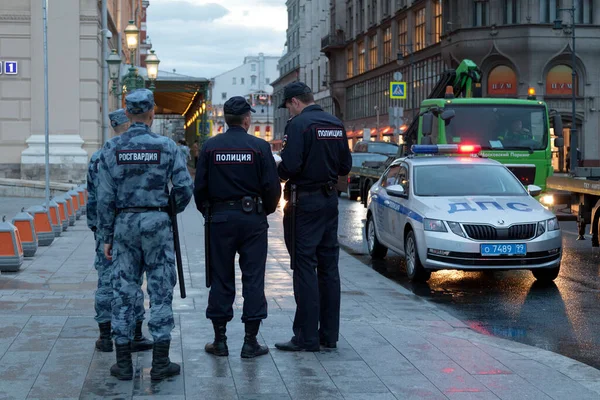 Moskva Ryssland Juli 2018 Två Poliser Och Två Officerare Från — Stockfoto
