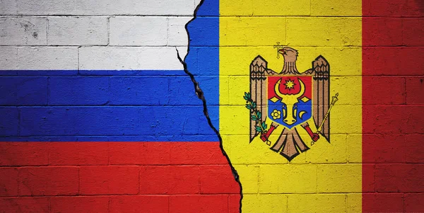Prasklá Cihlová Zeď Vlajkou Ruska Nalevo Vlajkou Moldavska Napravo — Stock fotografie