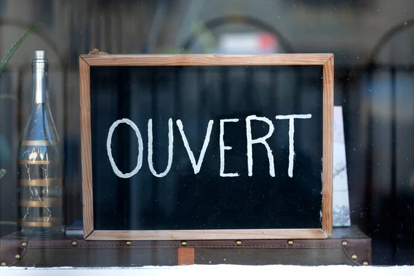Шантаж Вітрині Ресторану Написом Французькою Мовою Ouvert Означає Англійською Open — стокове фото