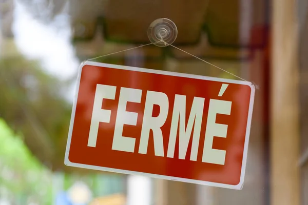 Close Red Sign Window Shop Displaying Message French Ferme Meaning — 图库照片