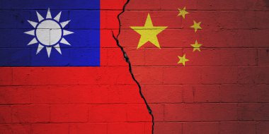 Çatlak tuğla duvar solda Tayvan bayrağı ve sağda Çin bayrağı ile boyanmış..