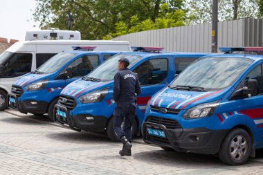 İstanbul, Türkiye - 09 Mayıs 2019: Jandarma (Jandarma) subayı bir sıra jandarma minibüsünün yanında yürüyor.