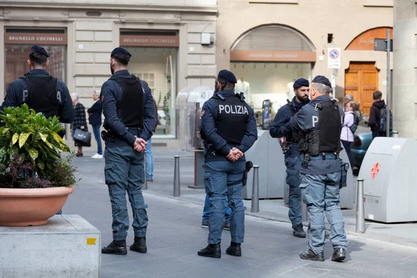 Florencia Italia Abril 2019 Policías Chaleco Antibalas Cerca Catedral —  Fotos de Stock