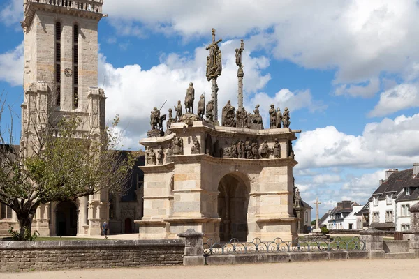 Den Monumentala Golgata Pleyben Placeras Framför Kyrkan Saint Germain Den — Stockfoto