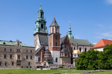 Krakow, Polonya - Haziran 07 2019: Wawel Hill 'deki Wawel Katedrali ile Sigismund Şapeli (sağda, altın kubbeli) ve Vasa Hanedanlığı Şapeli (solda)).