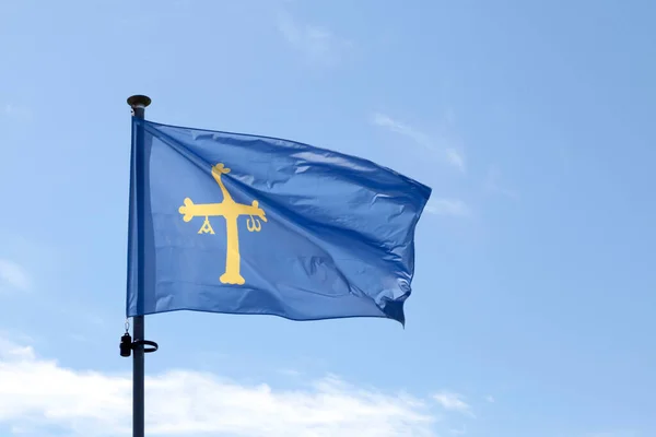 Flag Asturias Victory Cross Waving Atop Its Pole Blue Sky — Fotografia de Stock