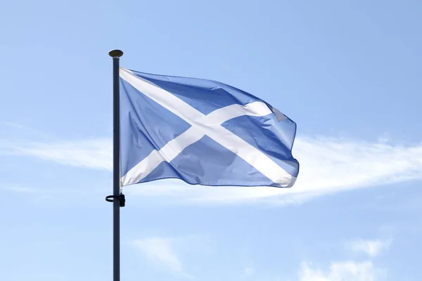 Bandera Saltire Escocesa Cruz San Andrés Ondeando Sobre Asta Contra —  Fotos de Stock
