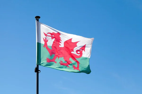 Vlag Van Wales Zwaaiend Bovenop Zijn Paal Tegen Een Blauwe — Stockfoto