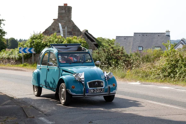 Kerlaz France July 2022 Retired Couple Cruising Green Citroen 2Cv — ストック写真