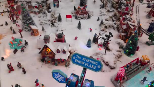 ホリデーシーズン中に小さな英語の村を再現したスケールモデルで作られたクリスマスの装飾 — ストック動画