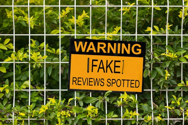 Black Yellow Warning Sign Fence Stating Warning Fake Reviews Spotted — Foto de Stock
