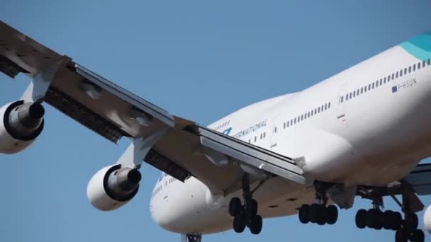 Commercial Plane Landing Rolland Garros Airport Reunion Island — Video Stock