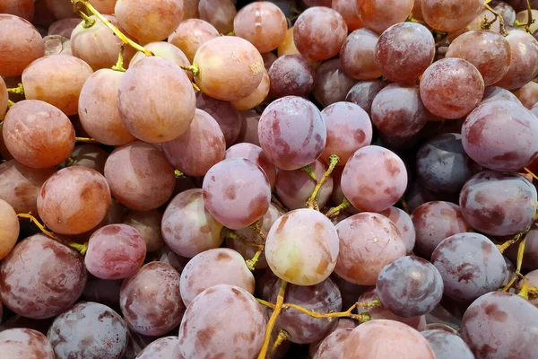 Primer Plano Una Pila Uvas Rosadas Puesto Mercado — Foto de Stock