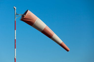 Ilımlı rüzgarda bir hava sahasının rüzgârlık yağmurluğuna yakın çekim.