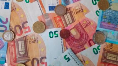 Arkaplan olarak dönen Avro banknotları ve sikkeler.