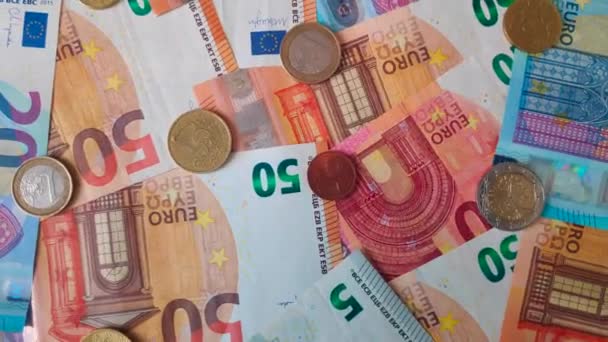 Draaiende Stapel Eurobankbiljetten Munten Als Achtergrond — Stockvideo