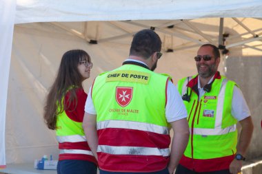 Morlaix, Fransa - 18 Eylül 2022: Katolik tarikatı mensupları, geleneksel olarak askeri, şövalyelik ve asil nitelikte bir dini tarikat oluşturdular.