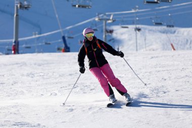 Pas de la Casa, Andorra, Aralık 07 2019: Pireneler ve Güney Avrupa 'daki en büyük kayak merkezi olan Grandvalira' nın kayak yamacında kayak yapan kadın.