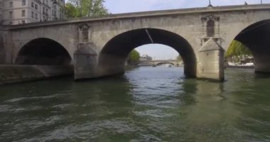 Bateau-mouche Seine 'de yelken açıyor ve Paris' te Pont Marie 'nin altından geçiyor.