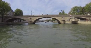 Bateau-Mouche, Paris 'teki Pont Louis-Philippe' in altından geçiyor..