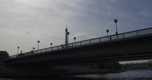 セーヌ川を航行し パリのアルマ橋の下を通過するバトー ムーシュ — ストック動画