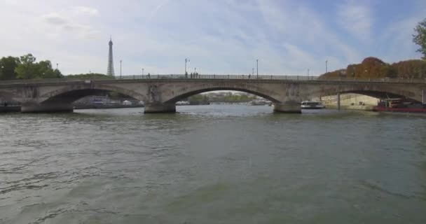Bateau Mouche Navigue Sur Seine Passe Sous Pont Des Invalides — Video