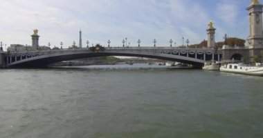 Bateau-Mouche Seine 'de yelken açıyor ve Paris' te Pont Alexandre III 'ün altından geçiyor..