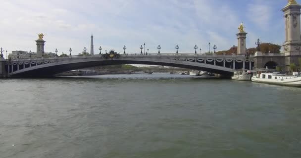 Bateau Mouche Sailing Seine Passing Pont Alexander Iii Paris — стоковое видео