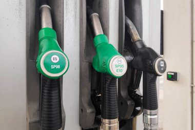 Lamorlaye, Fransa - 15 Ekim 2022: Petrol rafinerilerinin greviyle ilgili yakıt sıkıntısı nedeniyle bir benzin istasyonunun yakıt pompaları kapandı.